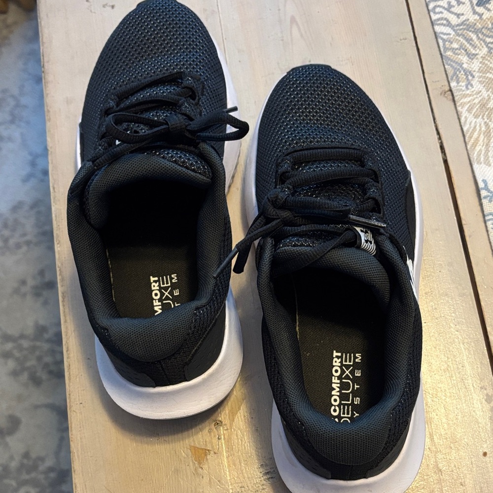 Women's Under Armor Black and White Comfort Deluxe Sneakers Size 8.5 Like new!